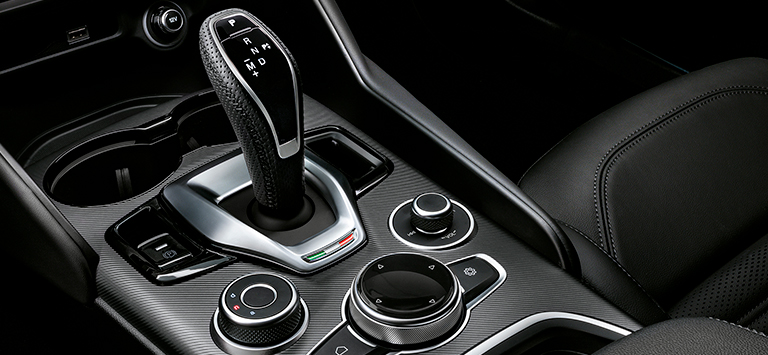 Κεντρική κονσόλα: Αυτόματο κιβώτιο 8 σχέσεων, χρήσιμοι χώροι, premium φινιρίσματα.