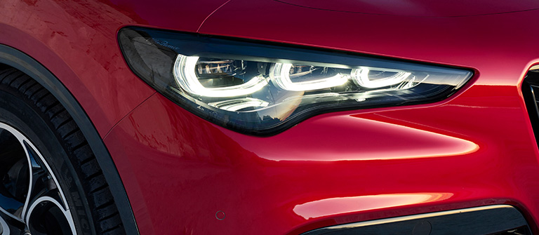 Stelvio: fari Full-LED Adaptive Matrix – Alfa Romeo
